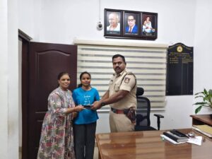 ಕಳೆದು ಹೋದ ಮೊಬೈಲ್ ಮರಳಿ ವಾರಸುದರರಿಗೆ ನೀಡಿದ ತುಂಗಾನಗರ ಪಿಐ ಗುರುರಾಜ್…