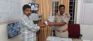 ಕಳೆದು ಹೋದ ಮೊಬೈಲ್ ವಾಪಸ ವಾರಸುದರರಿಗೆ ನೀಡಿದ ಜಯನಗರ ಪಿಐ ಸಿದ್ದನಗೌಡ…