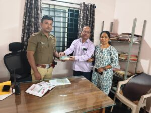 ಕಳೆದುಹೋದ ಮೊಬೈಲ್ ವಾರಸುದರರಿಗೆ ವಾಪಸ್ ನೀಡಿದ PSI ತಿರುಮಲ್ಲೇಶ್ …