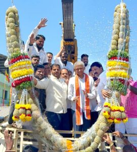 ಕಂದಾಯ ಸಚಿವ ಕೃಷ್ಣಭೈರೇ ಗೌಡರಿಗೆ ಪೈನಾಪಲ್ ಹಾರ ಹಾಕಿ ಸ್ವಾಗತಿಸಿದ ಹೆಚ್‌.ಸಿ. ಯೋಗೇಶ್…