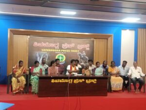 ಕನ್ನಡ ಕಾರ್ಮಿಕ ರಕ್ಷಣಾ ವೇದಿಕೆ ವಾಟಾಳ್ ಮಂಜುನಾಥ್ ನೇತೃತ್ವದಲ್ಲಿ ಸಚಿವ ಮಧು ಬಂಗಾರಪ್ಪ ಕಚೇರಿ ಮುಂದೆ ಅಹೋರಾತ್ರಿ ಧರಣಿ…