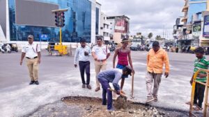 ಪಾಲಿಕೆ ಮತ್ತು ಟ್ರಾಫಿಕ್ ಸಿಪಿಐ ದೇವರಾಜ್ ಜಂಟಿಯಾಗಿ ಉಷಾ ನರ್ಸಿಂಗ್ ವೃತ್ತದಲ್ಲಿ ಶಾಶ್ವತ ಟ್ರಾಫಿಕ್ ಸಿಗ್ನಲ್ ಲೈಟ್ ಅಳವಡಿಕೆಗೆ ಸ್ಥಳ ಪರಿಶೀಲನೆ…