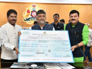 ರಾಜ್ಯ ಅರಣ್ಯ ಕೈಗಾರಿಕಾ ನಿಗಮದ 1 ಕೋಟಿ 5 ಲಕ್ಷ ರೂ ಮೊತ್ತದ ಲಾಭಾಂಶ ಚೆಕ್ ಸಿಎಂಗೆ ಹಸ್ತಾಂತರ…