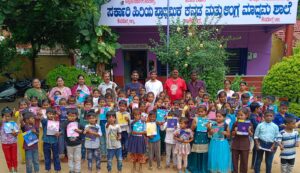 ಸರ್ಕಾರಿ ಶಾಲಾ ಮಕ್ಕಳಿಗೆ ನೋಟ್ ಬುಕ್ ಪೆನ್ನು ವಿತರಣಾ ಕಾರ್ಯಕ್ರಮ…
