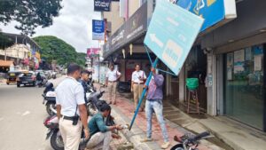 ಸಂಚಾರಿ ಸಿಪಿಐ ದೇವರಾಜ್ ನೇತೃತ್ವದಲ್ಲಿ ಪಾದಚಾರಿಗಳಿಗೆ ತೊಂದರೆಯಾಗುವ ಫುಟ್ ಪಾತ್ ನಲ್ಲಿ ಅಳವಡಿಸಿದ ಬೋರ್ಡ್ ತೆರವು…