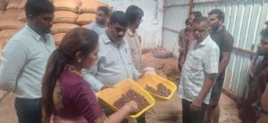 ಎಸಿ ಡಾ.ಮೈತ್ರಿ ನೇತೃತ್ವದಲ್ಲಿ ಅಡಿಕೆ ಗೋಡನ್‌ ಮೇಲೆ ದಾಳಿ-ರಸಾಯನಿಕ ಬಣ್ಣ ಬಳಸಿದಲ್ಲಿ ಕಾನೂನು ಕ್ರಮದ ಎಚ್ಚರಿಕೆ…