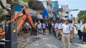 ಟ್ರಾಫಿಕ್ ಸಿಪಿಐ ದೇವರಾಜ್ ನೇತೃತ್ವದಲ್ಲಿ ಲಕ್ಷ್ಮಿ ಟಾಕೀಸ್ ವೃತ್ತದಲ್ಲಿ ಅತಿಕ್ರಮಣ ಫುಟ್ ಪಾತ್ ತೆರವು ಕಾರ್ಯಾಚರಣೆ…