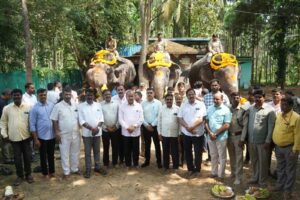 ಸಕ್ರೆಬೈಲಿನಲ್ಲಿ ಶಿವಮೊಗ್ಗ ದಸರಾ ಜಂಬೂಸವಾರಿಯ ಗಜಪಡೆಗೆ ಶಾಸಕ ಎಸ್.ಎನ್. ಚನ್ನಬಸಪ್ಪ ವಿಶೇಷ ಪೂಜೆ…