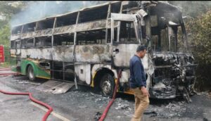ನಡು ರಸ್ತೆಯಲ್ಲಿ ಧಗ ಧಗನೆ ಹೊತ್ತಿ ಉರಿದ ಖಾಸಗಿ ಬಸ್: ಪ್ರಾಣಾಪಾಯದಿಂದ ಪಾರಾದ ಪ್ರಯಾಣಿಕರು…