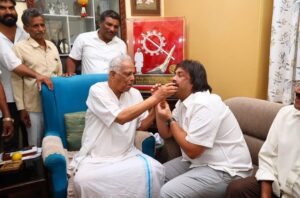 ಕಾಗೋಡು ತಿಮ್ಮಪ್ಪ ಅವರಿಗೆ ರಾಜ್ಯೋತ್ಸವ ಪ್ರಶಸ್ತಿ, ಮನೆಗೆ ತೆರಳಿ ಅಭಿನಂದಿಸಿದ ಸಚಿವ ಮಧು ಬಂಗಾರಪ್ಪ…